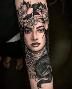 Vlasnica salona za tetoviranje - Nikki Simpson - insta - @nikkisimpsontattoos - Fotografija gotove tetovaže za web stranicu 5