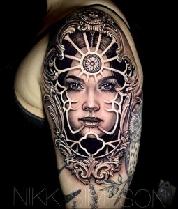 Vlasnica salona za tetoviranje - Nikki Simpson - insta - @nikkisimpsontattoos - Fotografija gotove tetovaže za web stranicu 4