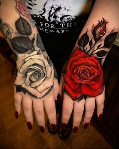 Vlasnica salona za tetoviranje - Nikki Simpson - insta - @nikkisimpsontattoos - Fotografija gotove tetovaže za web stranicu 2