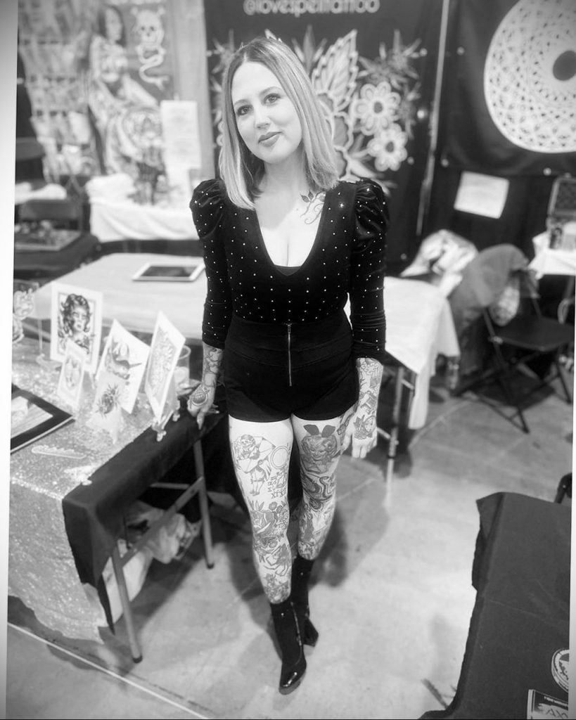 Vlasnica salona za tetoviranje - Katie McGowan - insta - @katietattoos - Fotografija majstora za web stranicu 1