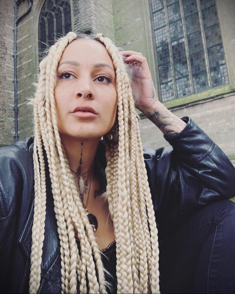 Vlasnica salona za tetoviranje - VICTORIA TODD - insta - @victoriatoddarttt - Fotografija majstora za web stranicu 1