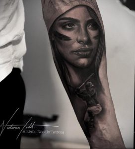 Vlasnica salona za tetoviranje - VICTORIA TODD - insta - @victoriatoddarttt - Fotografija gotove tetovaže za web stranicu 3