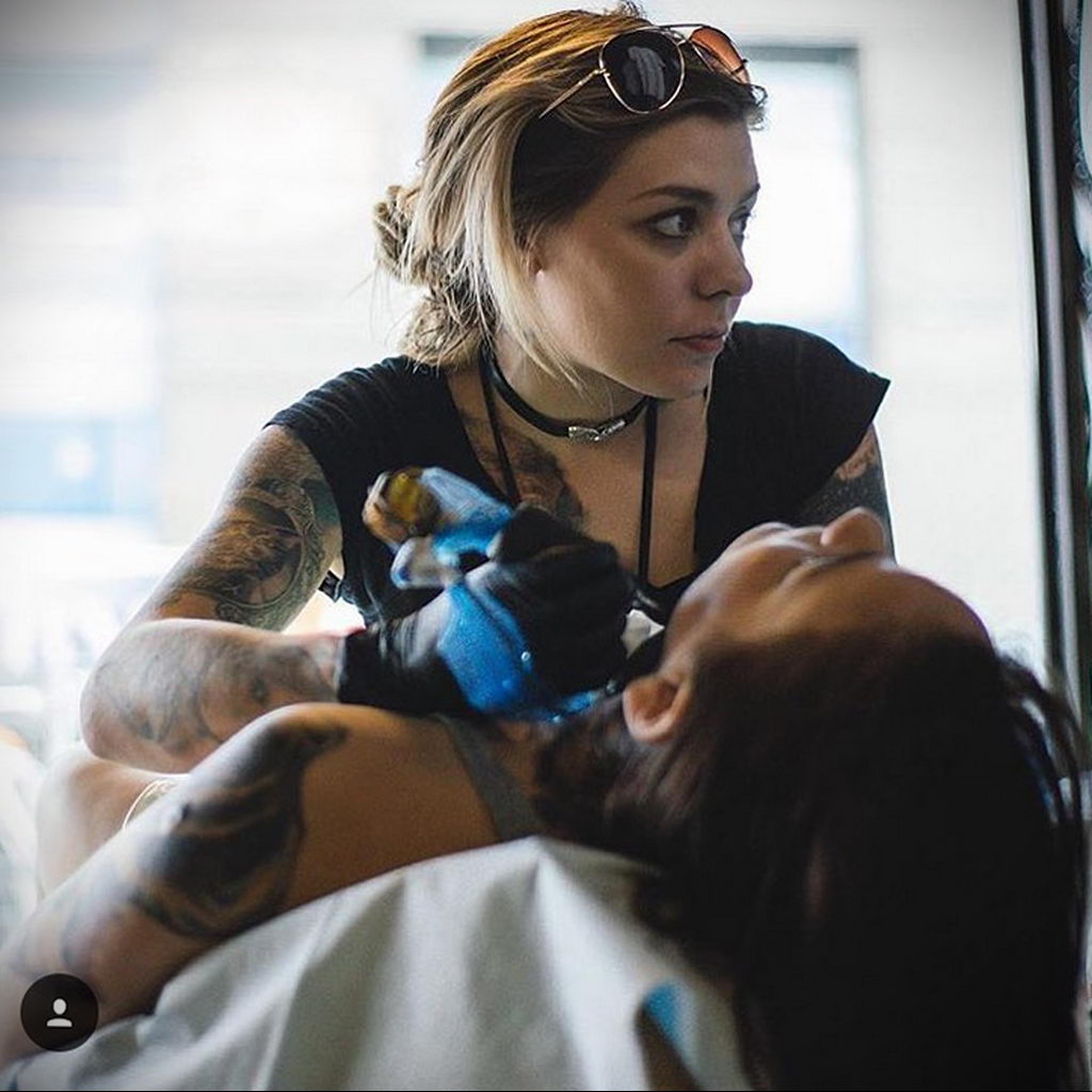 Vlasnik salona za tetoviranje - SAM BARBER - insta - @sambarbertattoo - Fotografija majstora za web stranicu 1