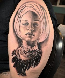 Vlasnica salona za tetoviranje - KATRINA JACKSON - insta - @kattatgirl - Fotografija gotove tetovaže za web stranicu 1