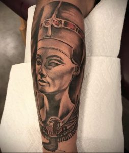 Vlasnica salona za tetoviranje - KATRINA JACKSON - insta - @kattatgirl - Fotografija gotove tetovaže za web stranicu 4