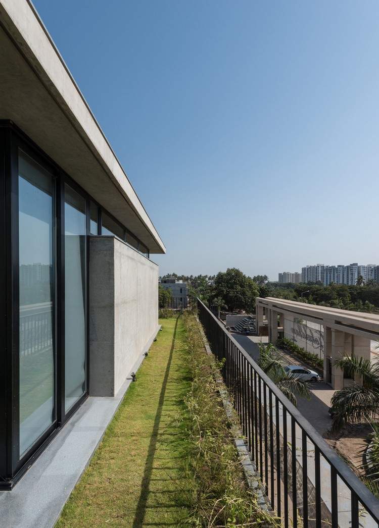 betón-fasáda-okenné zábradlie-trávnik