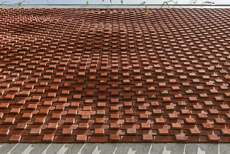 tehlová fasáda-tepelná ochrana-štruktúrovaná-korálka-vlnový dizajn