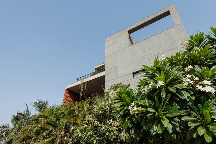 dom-india-betón-tehla-fasáda-tepelná izolácia