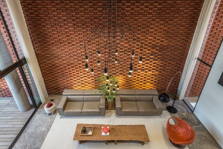 tehla-fasáda-tepelná-izolácia-dekoratívny-prvok-interiér-obytný-priestor-dvojlôžková izba-výška