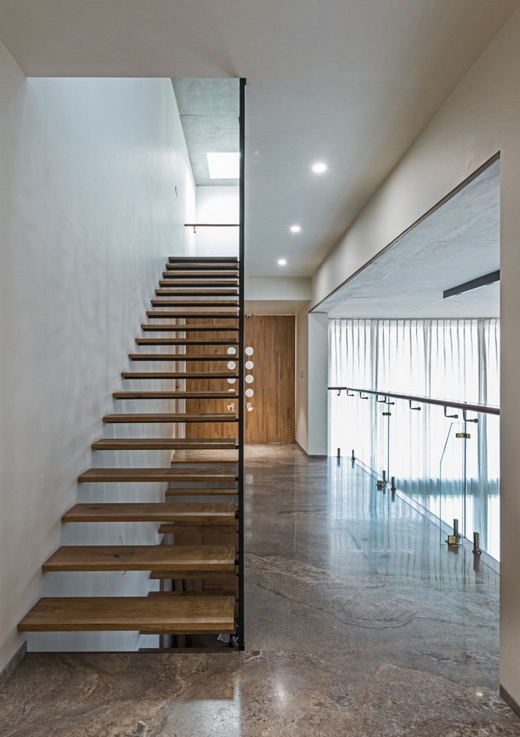 schodisko-dizajn-plávajúce-schody-drevo-chodba