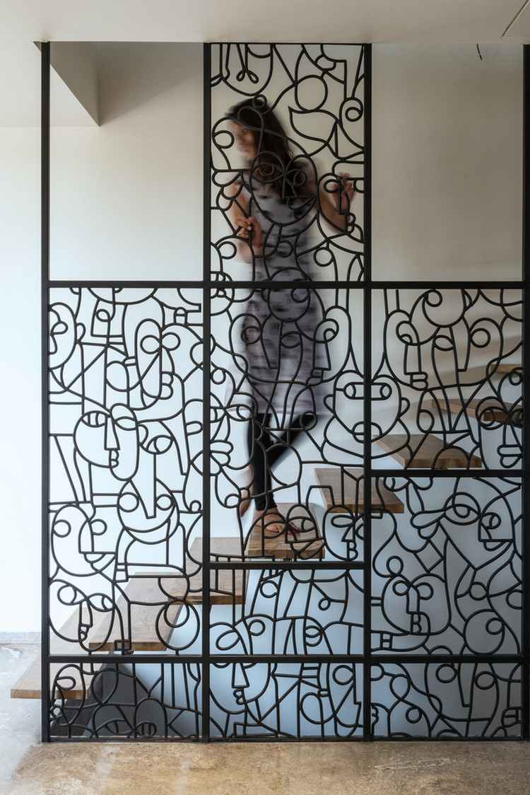 schodisko-dizajn-dekoratívny-prvok-kovové-zábradlie-alternatíva