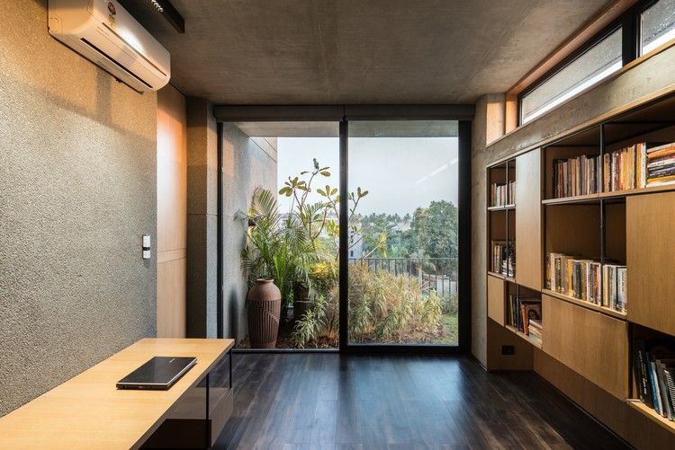 domáca kancelária-dizajn-dom-india-knižnica-poličky-balkón