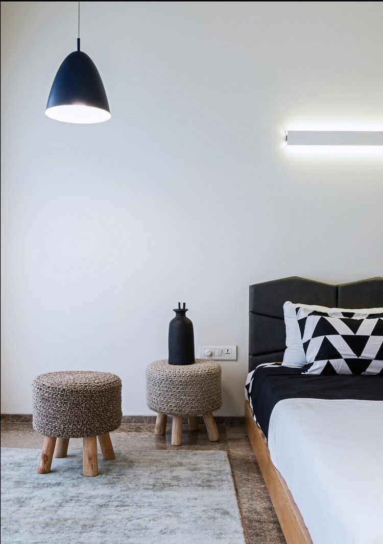 spálňa-dizajn-dom-india-stolička-nočný stolík-závesná lampa-nepriame-led-osvetlenie