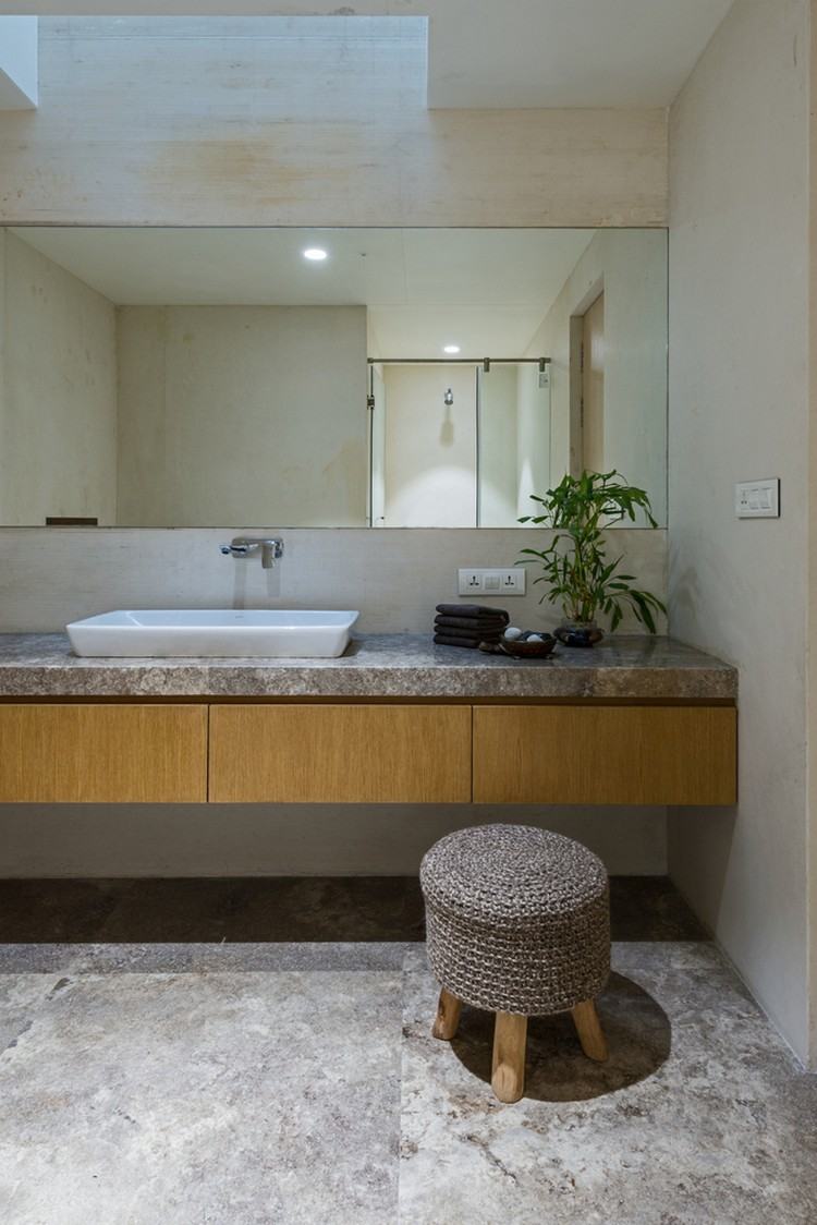 rustikálna-kúpeľňa-prírodný-kameň-podlaha-márnosť-taburetka