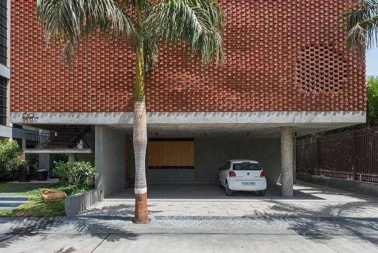 tehla-fasáda-tepelná-ochrana-garáž-príjazdová cesta-strom