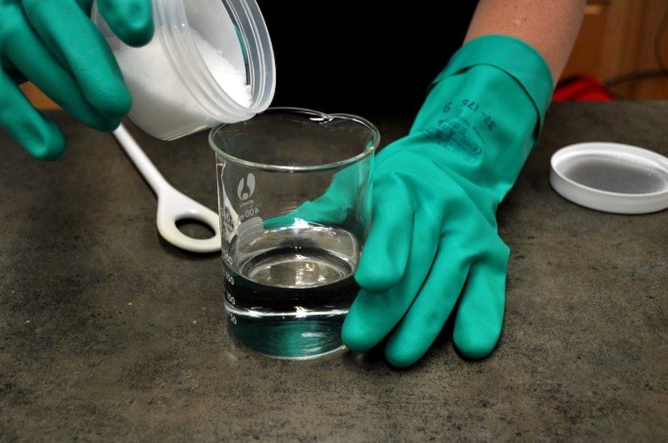 Vyrobte si mydlovú vodu s lúhom sodným sami