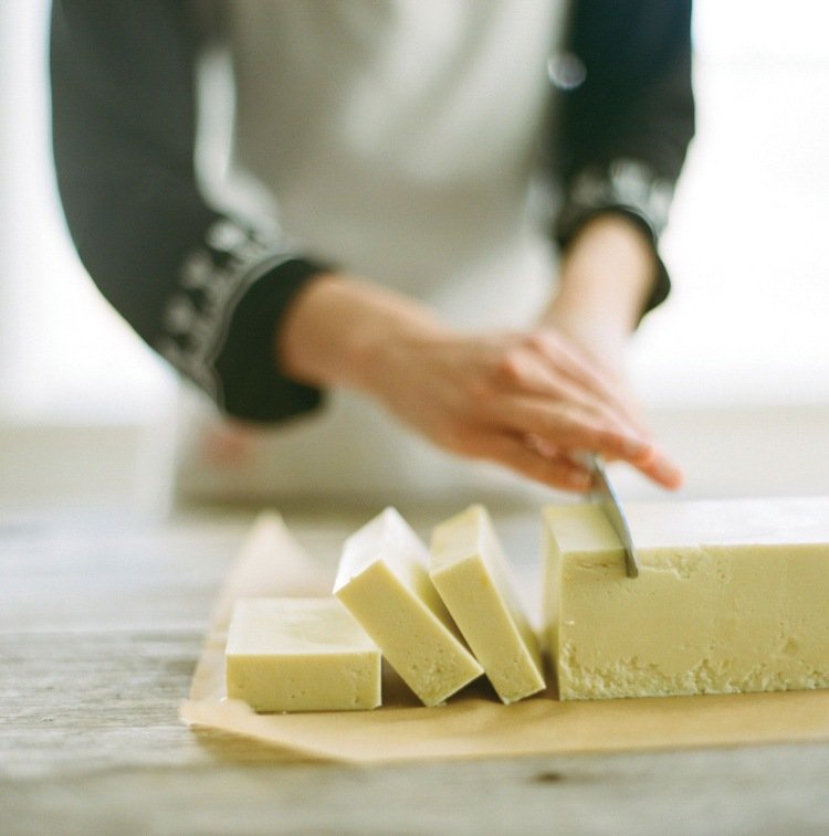 Po stuhnutí nakrájajte mydlo z kozieho mlieka