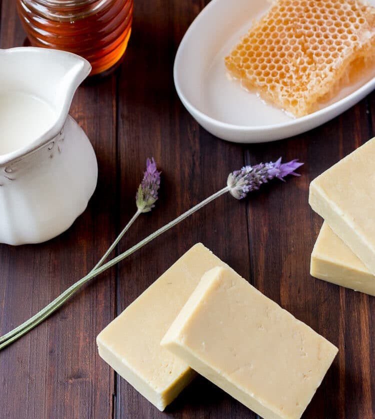 Vyrobte si mydlo z kozieho mlieka s medom sami.Recept s mydlovou vodou