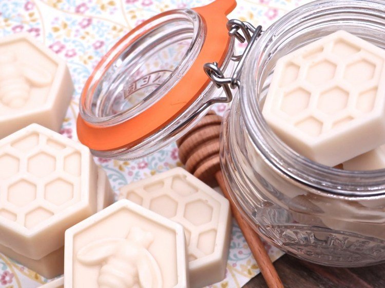 Vyrobte si mydlo z kozieho mlieka sami z medu