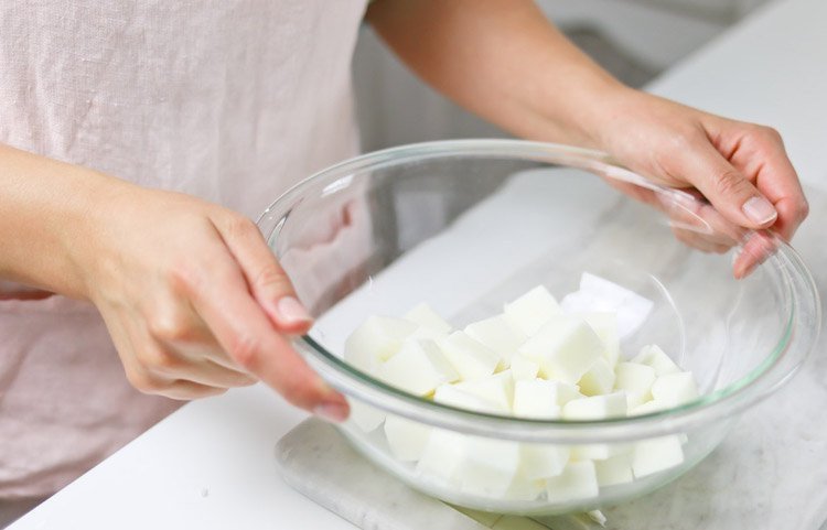 Roztopte mydlo na báze kozieho mlieka v mikrovlnnej rúre