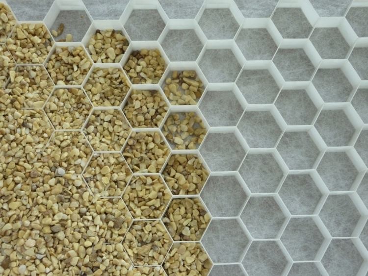 Vytváranie okrasného štrku v záhrade vyžaduje stabilizačnú podložku Okrasný štrk v záhrade-dizajn-štrk-vytvorte-voštinový-tvar-žlté-kamene-moderné