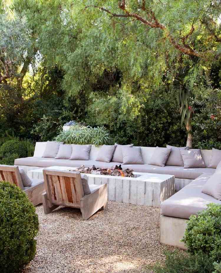 Vytvorte modernú a minimalistickú krajinu s dekoratívnym štrkom Okrasné-štrk-v-záhrade-dizajn-krb-kameň-sedenie-rohové-stromy-rastliny-drevo-kreslo