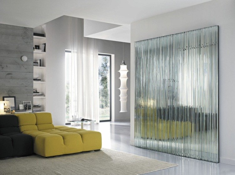 Zrkadlovú stenu použite ako dekoratívny akcent v miestnosti izbový zrkadlový nástenný efekt obývacia izba koberec gauč zelená čierna