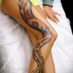 kígyó tetoválás az 1 lábán