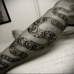 kígyó tetoválás a lábán