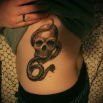 kígyó tetoválás lányoknak az oldalán koponyával