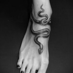 kígyó tetoválás lányoknak, mint egy karkötő a láb körül