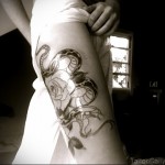 kígyó tetoválás a combon