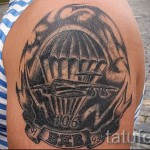 Katonai tetoválás - teherszállító repülőgép és ejtőernyősök