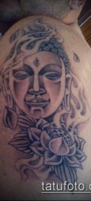 A buddhista tetoválás # 940 a minta klassz változata, amely sikeresen használható a buddhizmus szimbólumainak tetoválásként történő feldolgozására és alkalmazására.