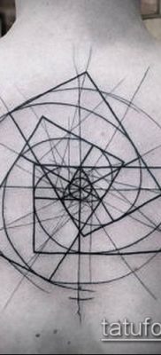geometriai tetoválás 831. sz. - a minta egyedi változata, amely sikeresen használható geometriai minták tetoválásként történő feldolgozására és alkalmazására