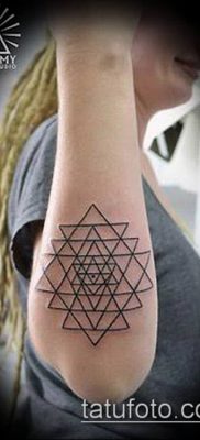 geometriai tetoválás 609. szám - a minta hűvös változata, amely sikeresen használható geometriai vonalak tetoválásként történő feldolgozására és alkalmazására