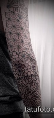 geometriai tetoválás №211 - a minta hűvös változata, amely könnyen használható a geometriai minták finomítására és alkalmazására tetoválásként lányoknak