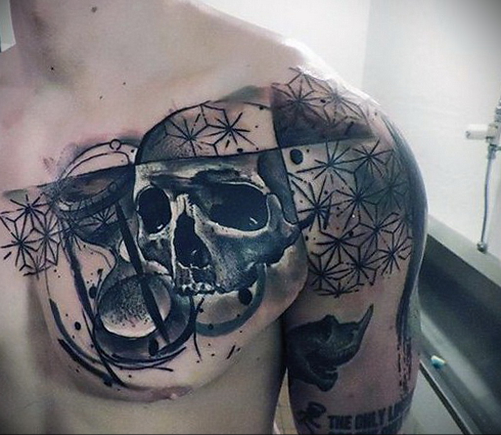 صورة لشم الساعة على الصدر 01/17/2021 №0041-وشم الساعة على الصدر-