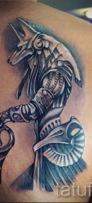 татуировка anubis на гърба - снимка на татуировка за статия за значението на 2