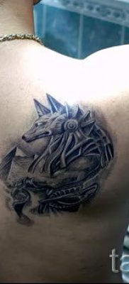 татуировка anubis на гърба - снимка на татуировка за статия за значението на 1