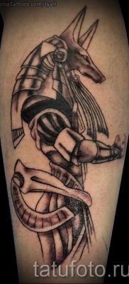 татуировка anubis на предмишницата - снимка на татуировка за статия за значението на 4