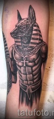 татуировка anubis на предмишницата - снимка на татуировка за статия за значението на 3
