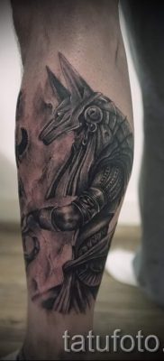 татуировка anubis на предмишницата - снимка на татуировка за статия за значението на 2