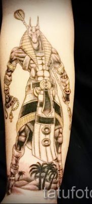 татуировка anubis на предмишницата - снимка на татуировка за статия за значението на 1