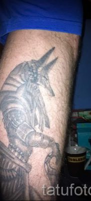 татуировка anubis на крака - снимка на татуировка за статия за значението на 4