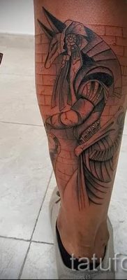 татуировка anubis на крака - снимка на татуировка за статия за значението на 2