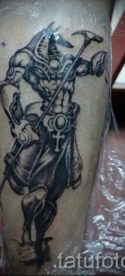 татуировка anubis на крака - снимка на татуировка за статия за значението на 1