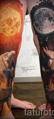 Татуировка на анубис на крака - снимката на татуировката за статия за важността на 1