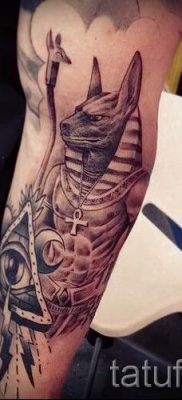 Татуировка на анубис на предмишницата - снимка на татуировка за статия за важността на 3