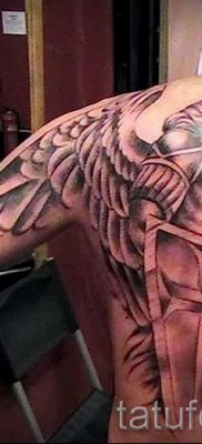 Снимка на татуировката Архангел Михаил със щит на рамото и ръката